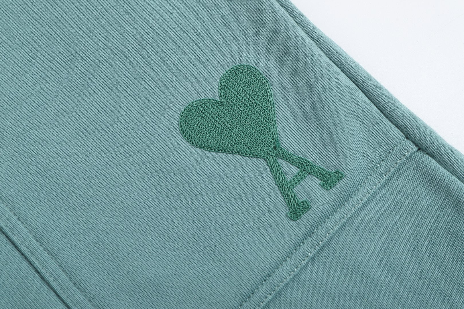 Short pistache à petit logo ami de cœur vert