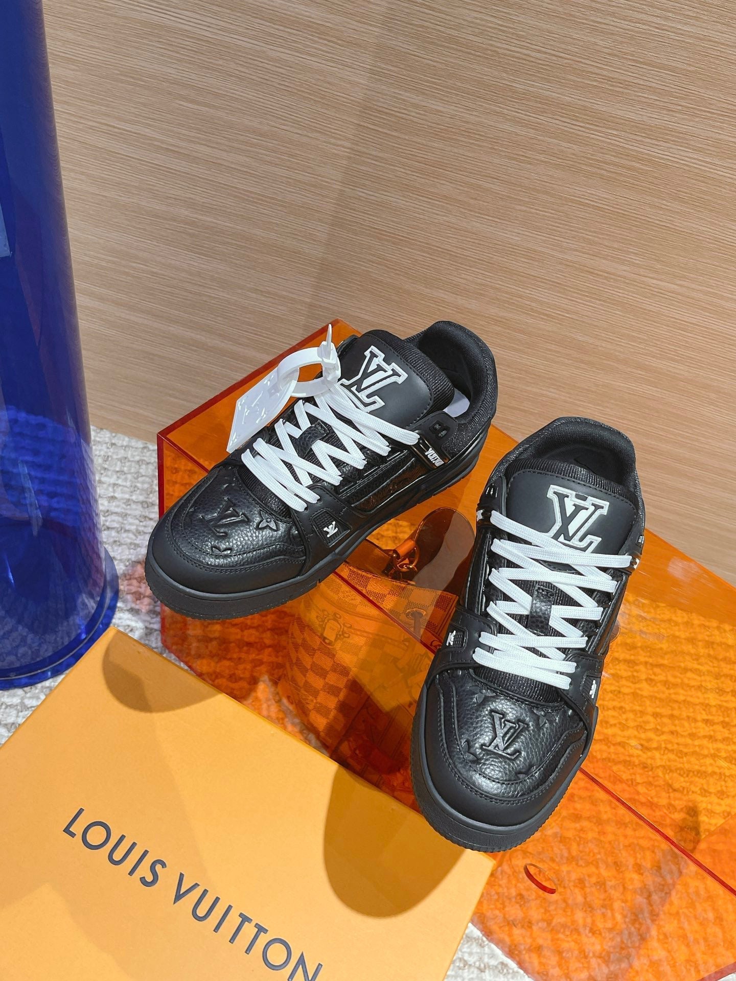 Sneakers Lv trainers noir et blanche 2023 facture