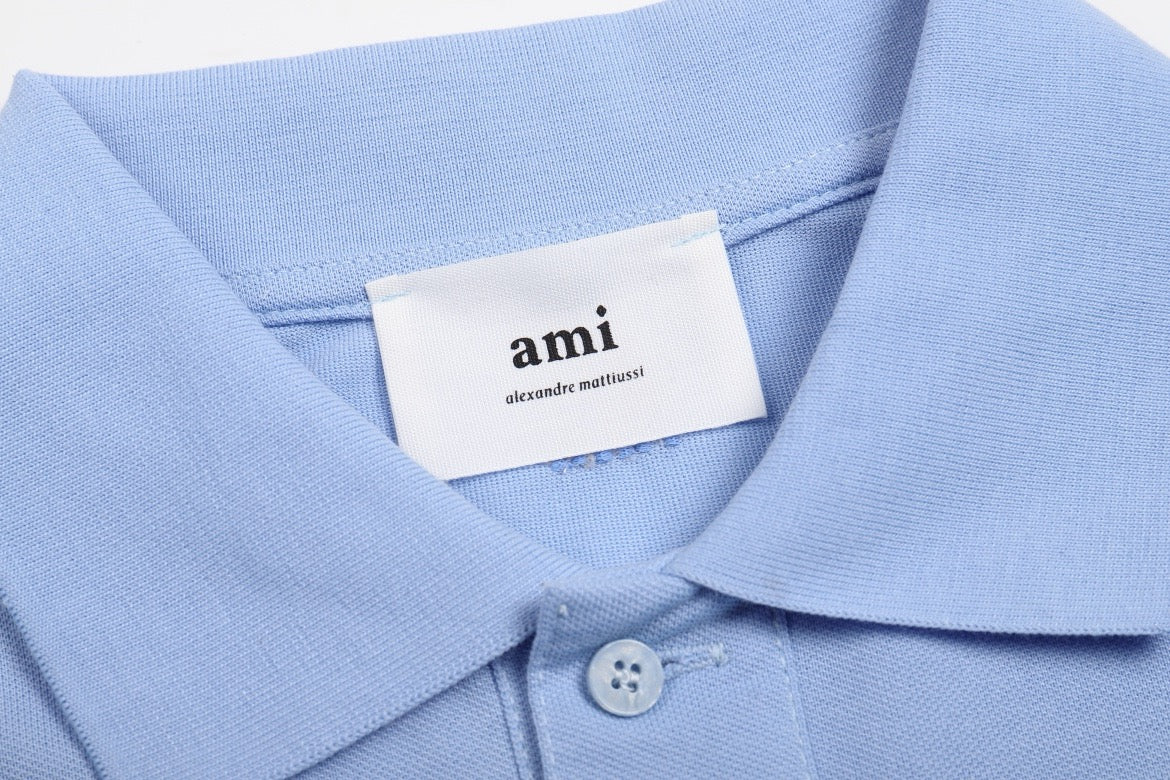 Polo bleu à petit logo ami de cœur rouge