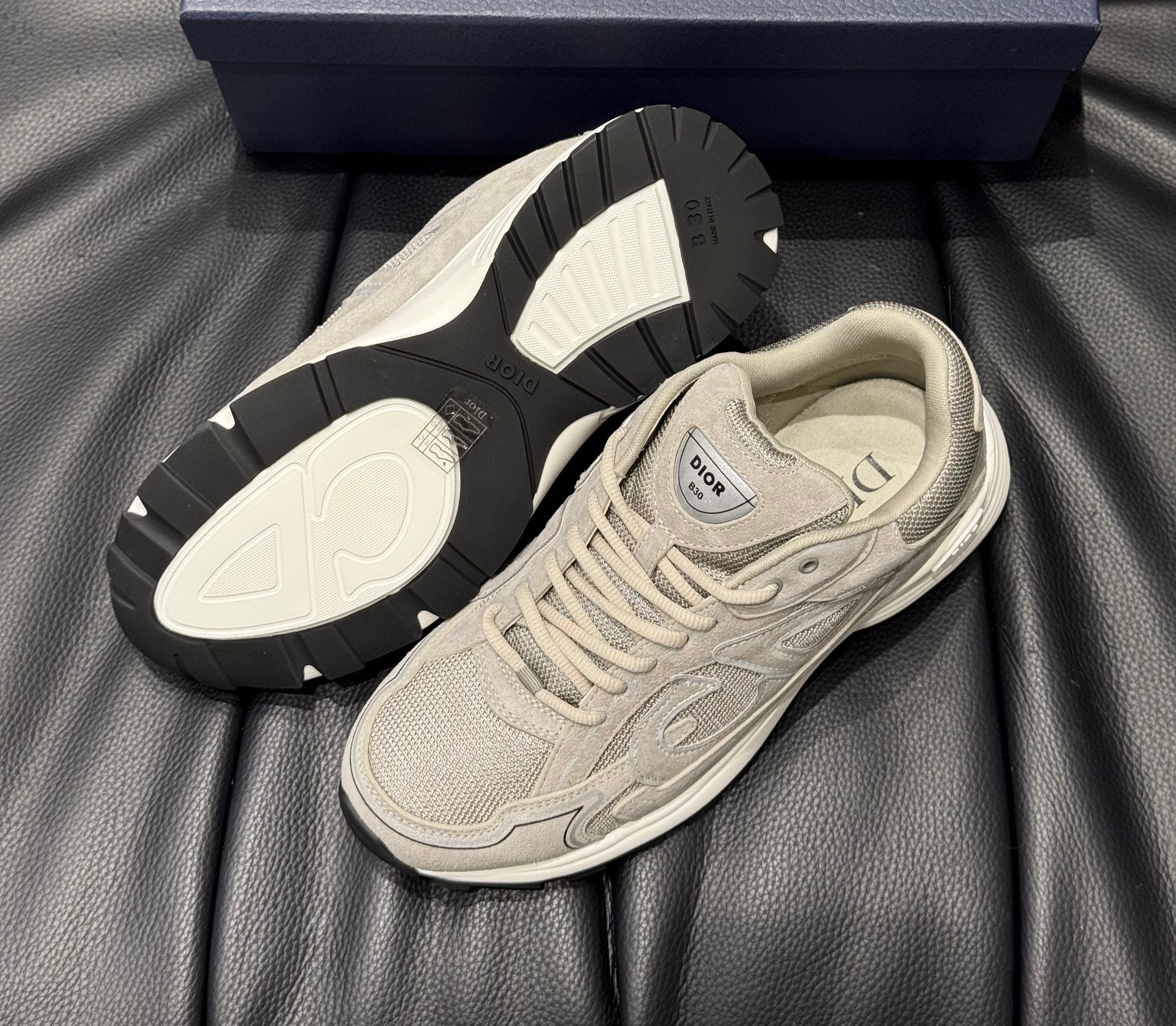 SNEAKERS B30 V3S 2025 💡 VERSION BIEN LISSE SUEDE GRIS RÉFLECTIVE RÉACTION CORRECTES FACTURE PACKAGING COMPLET MODÈLE POUSSÉ