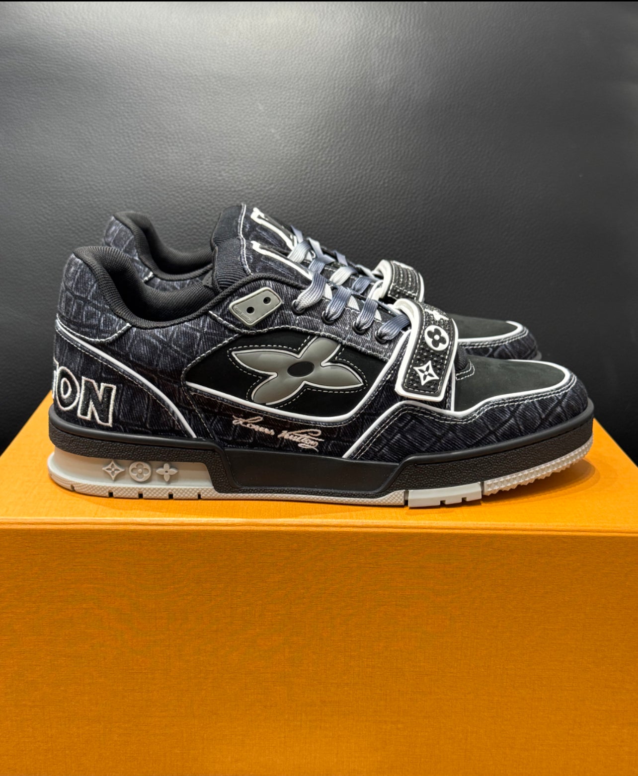 Lv trainers Velcro