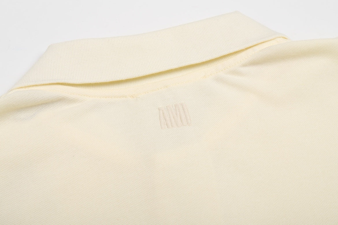 Polo beige à petit logo ami de cœur rouge