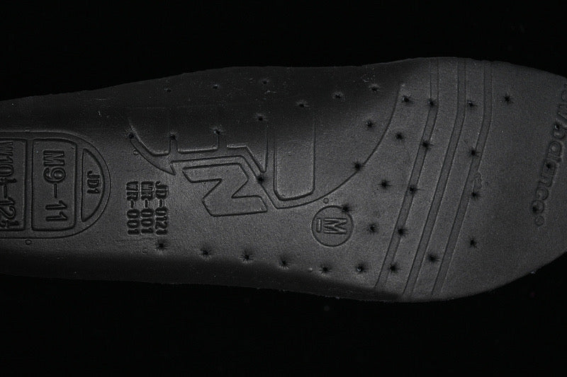 Neue B-Sneaker 740