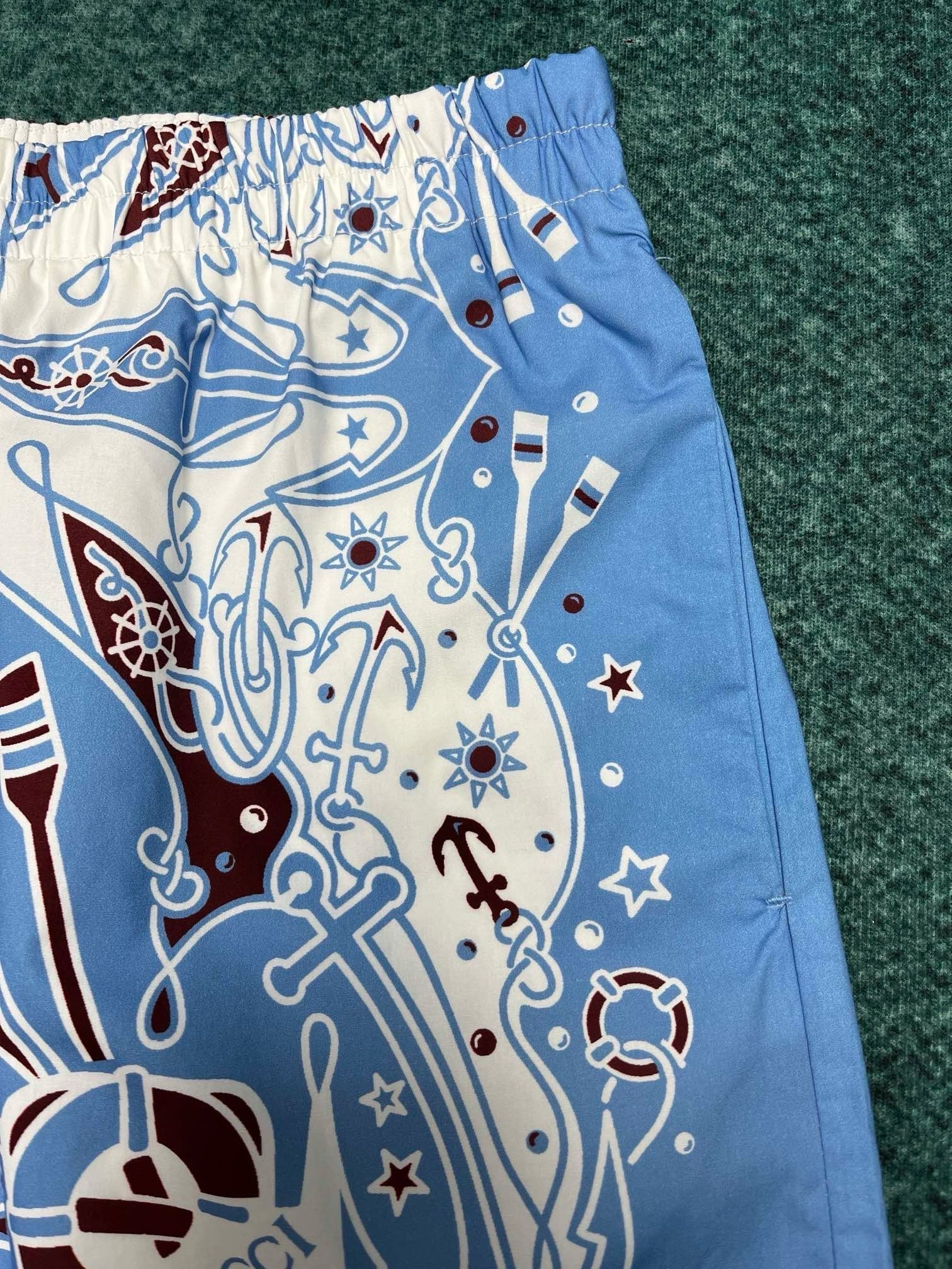 T-SHIRT AUS BAUMWOLLE MIT DOPPEL-G-BANDANA-PRINT