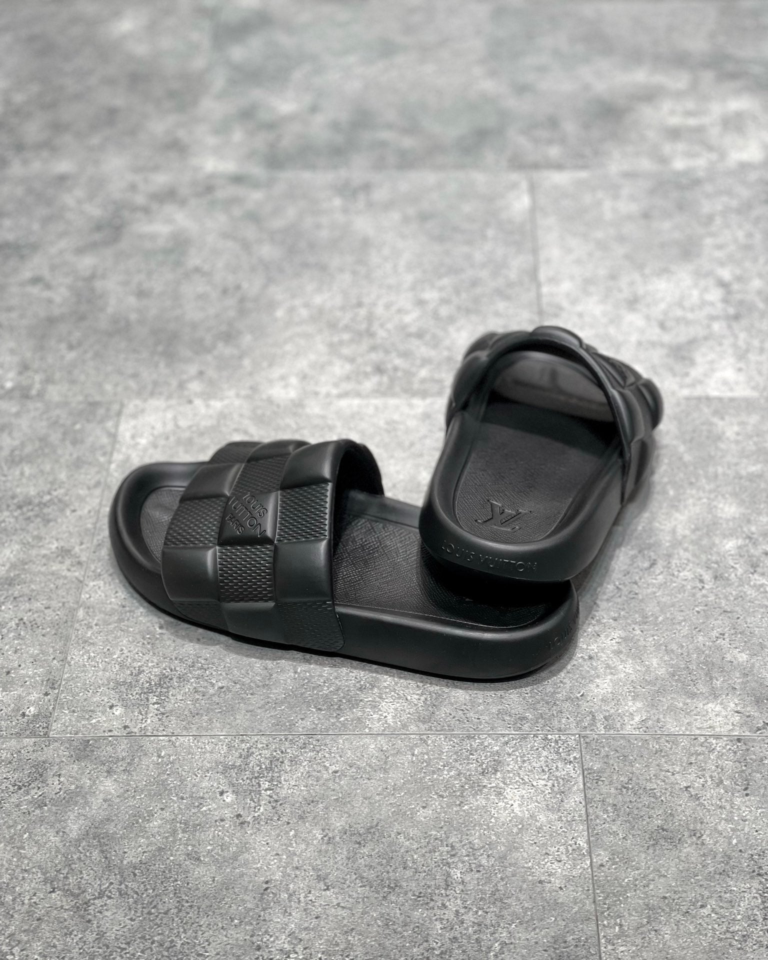 Lv waterfront factureo flip flops