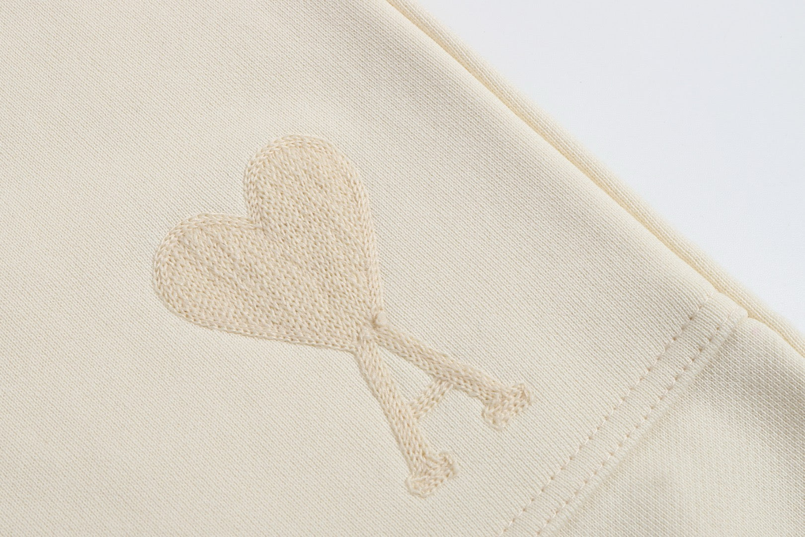 Short beige à petit logo ami de cœur beige