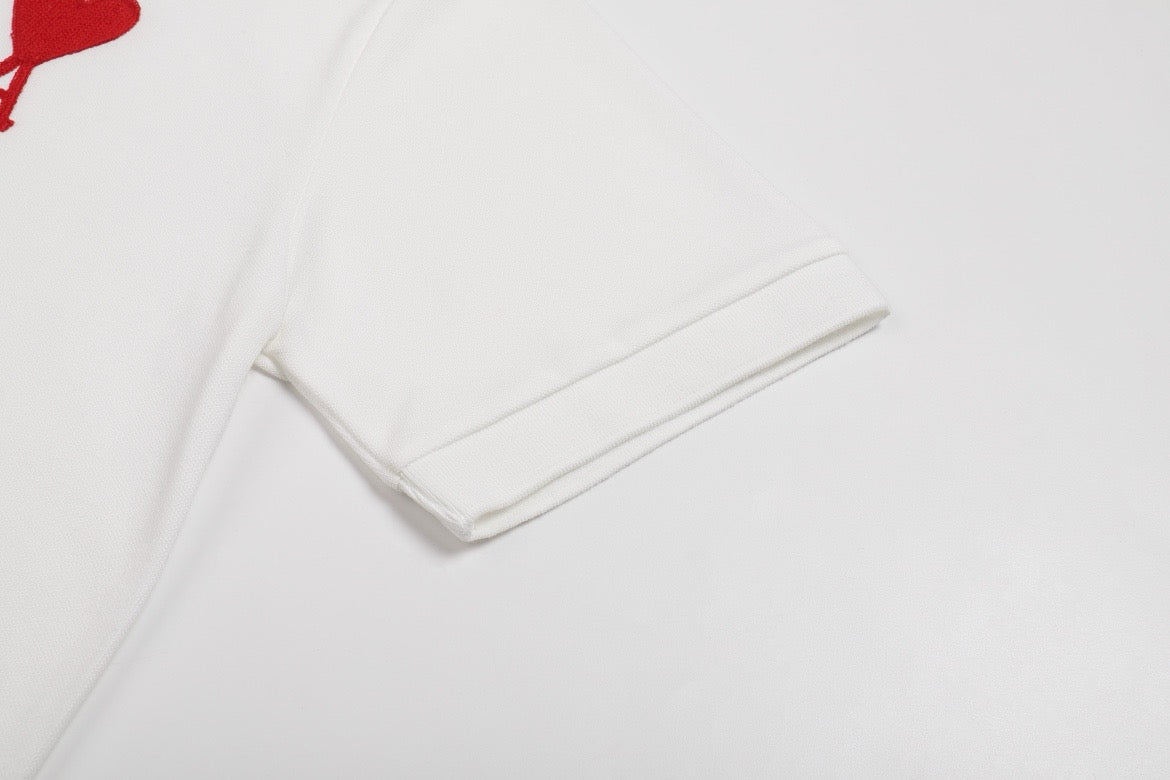 Polo blanc à petit logo ami de cœur rouge