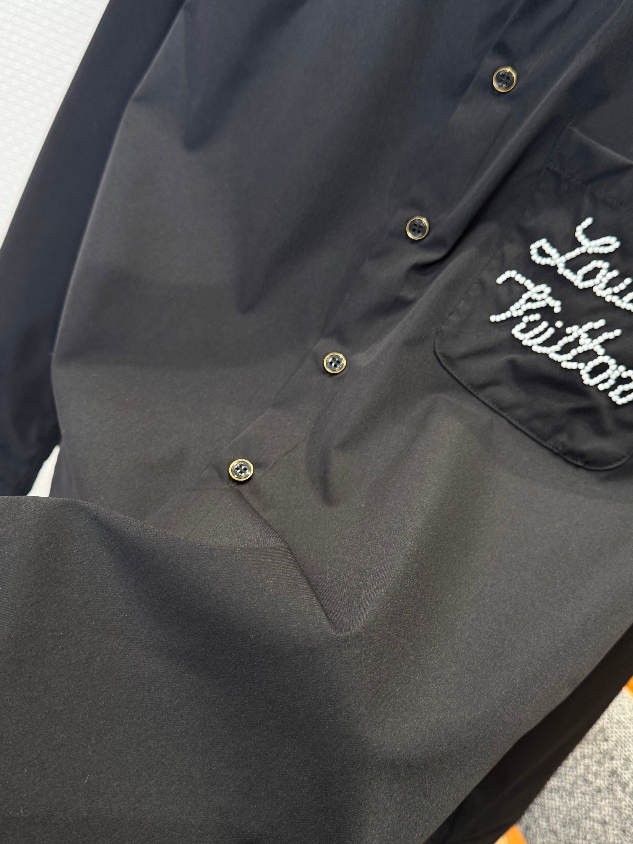 Chemise manches longues à signature brodée lv