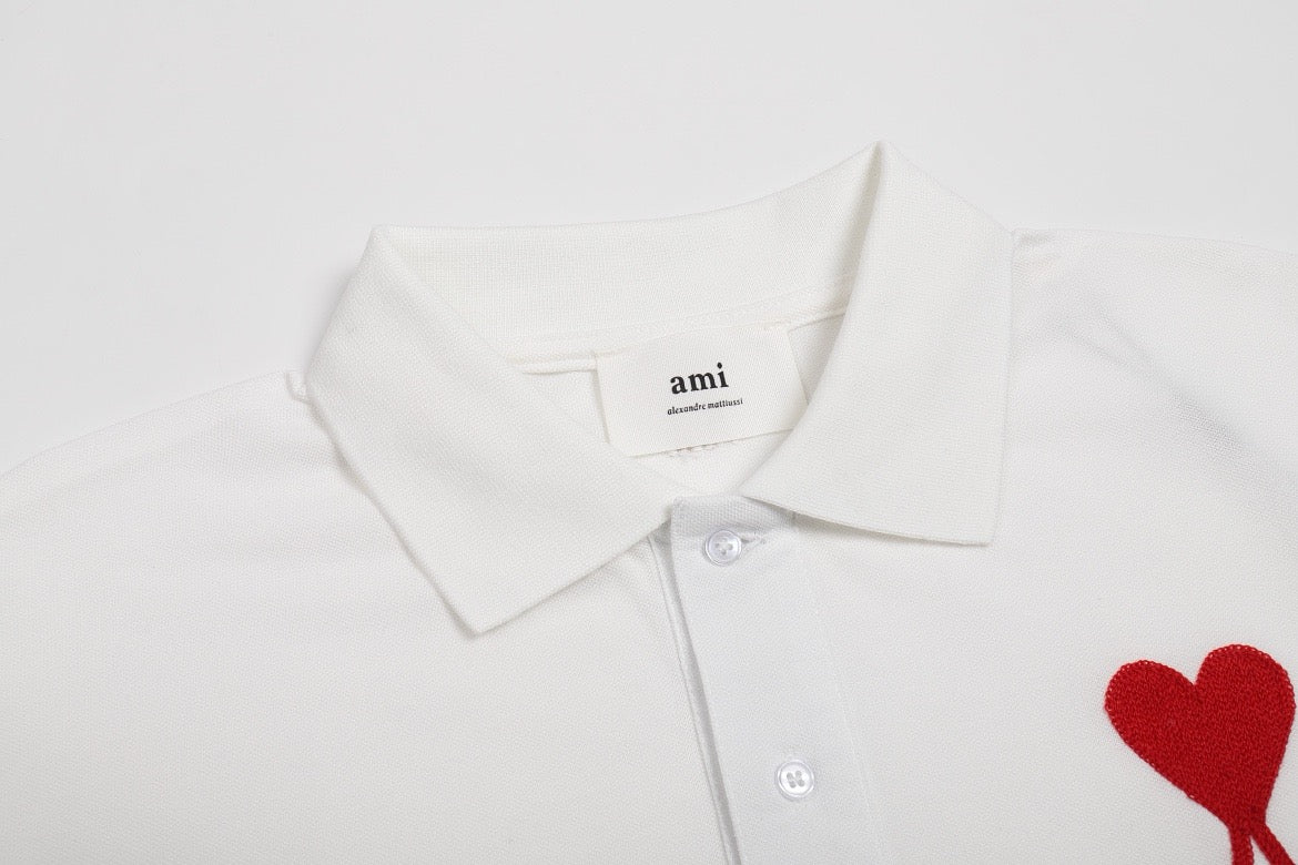 Polo blanc à petit logo ami de cœur rouge