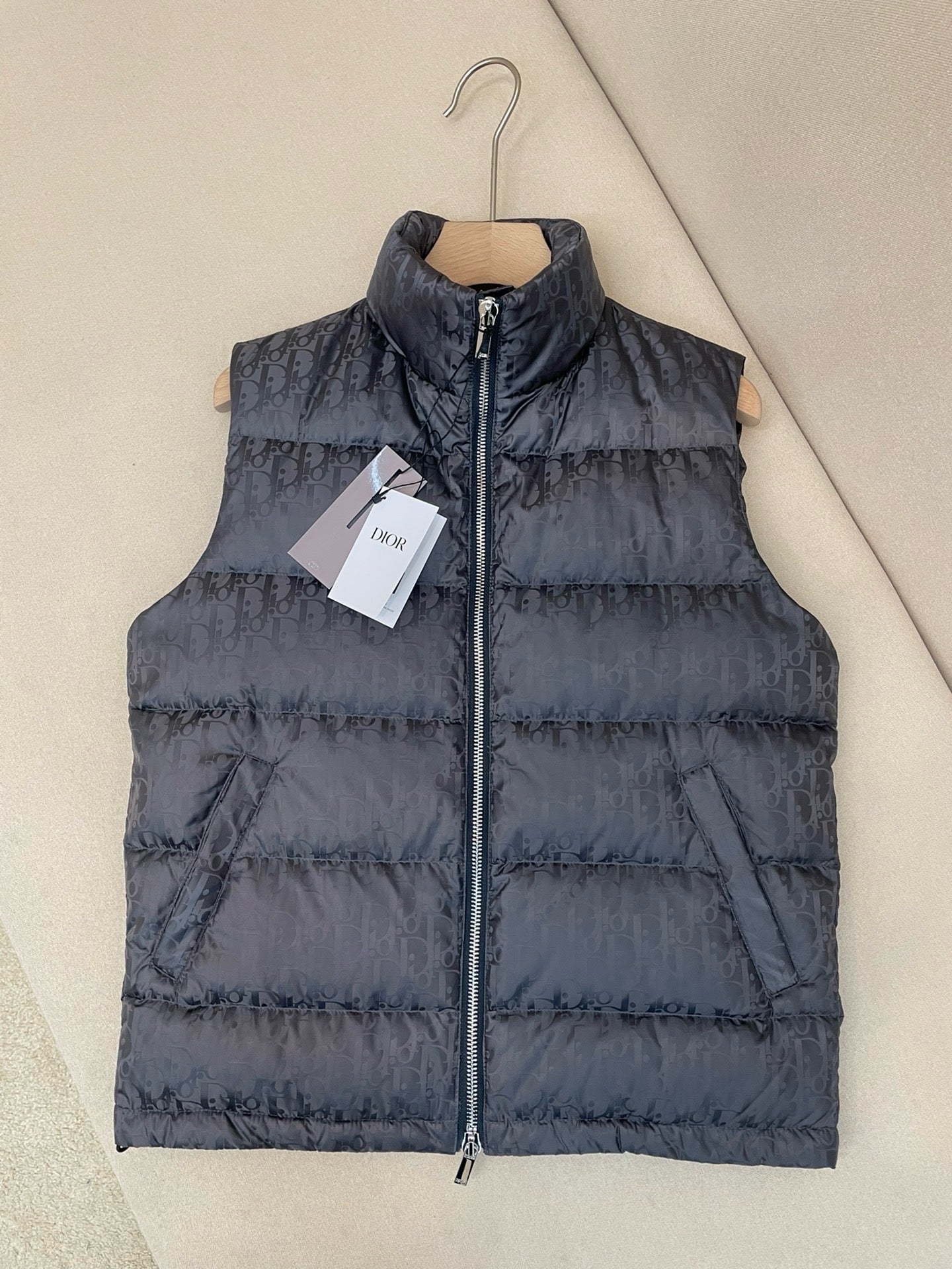 Ärmellose Daunenjacke CD grau