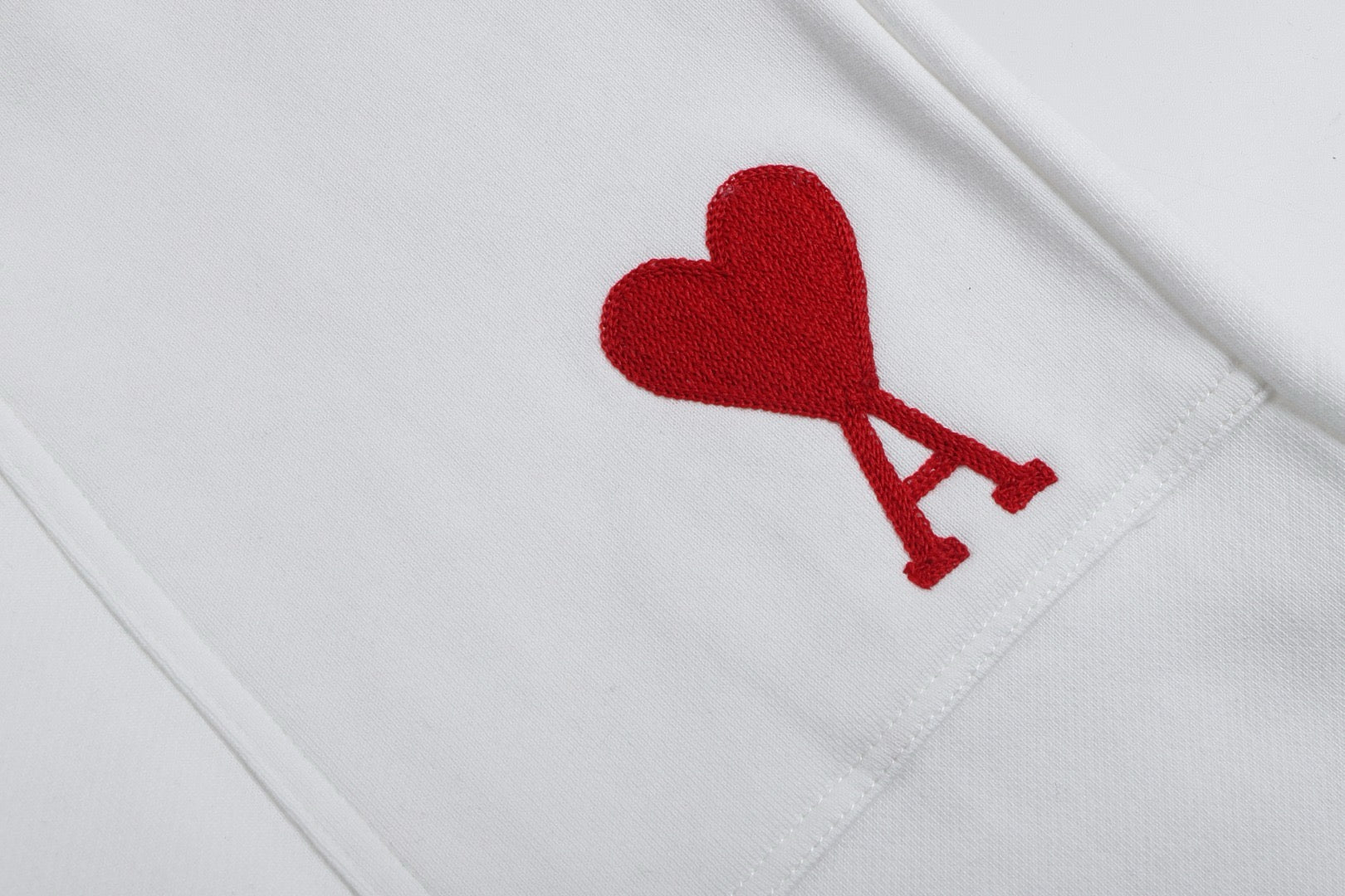 Short blanc à petit logo ami de cœur rouge
