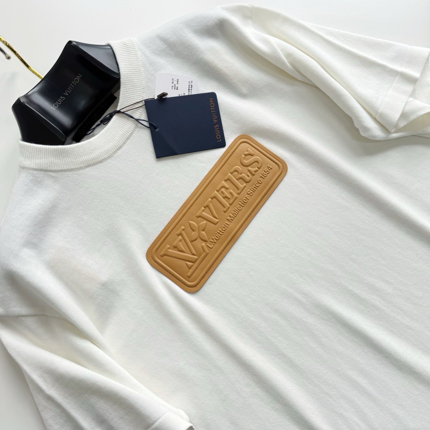 Tee-shirt lv manches courtes à patchs en cuir naturel