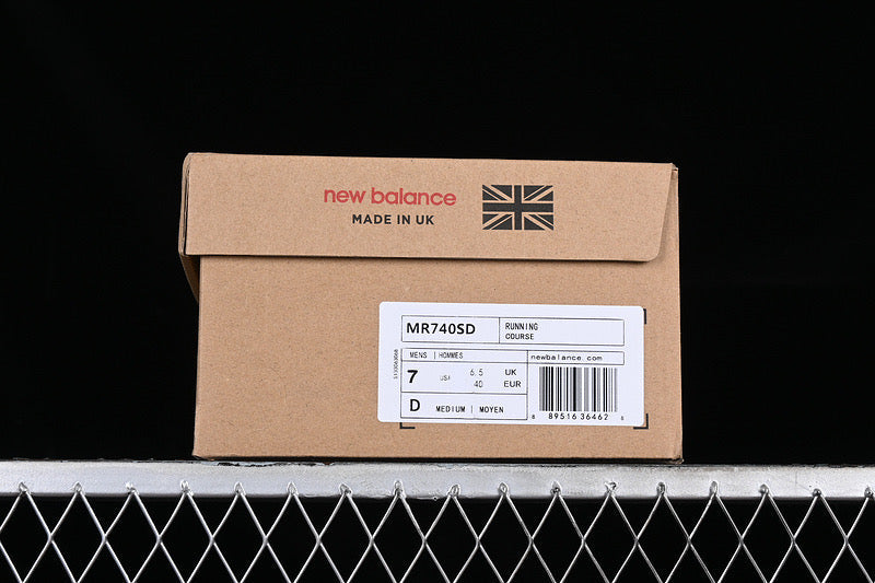 Neue B-Sneaker 740
