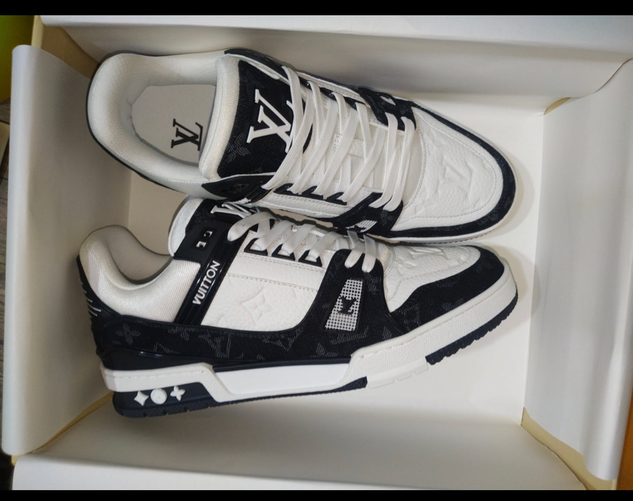 Sneakers Lv Trainers black And white facture 10/10 quality