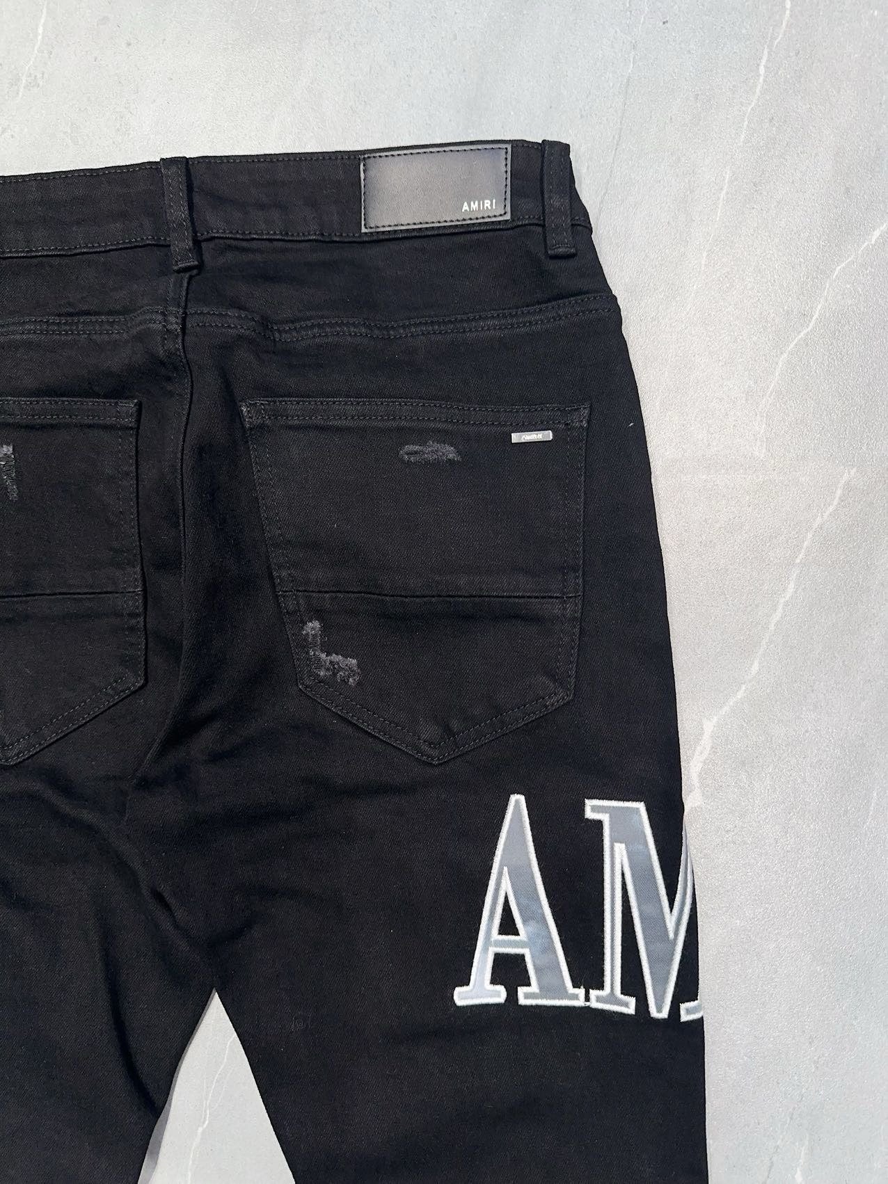 Amr-Jeans mit aufgesticktem Logo