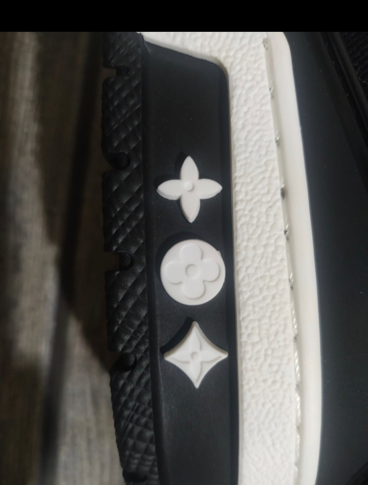 Sneakers Lv Trainers black And white facture 10/10 quality