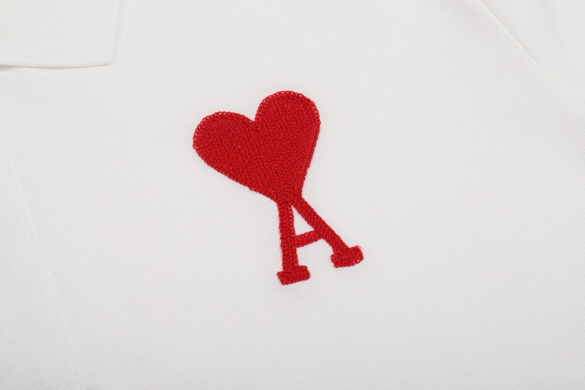 Polo blanc à petit logo ami de cœur rouge