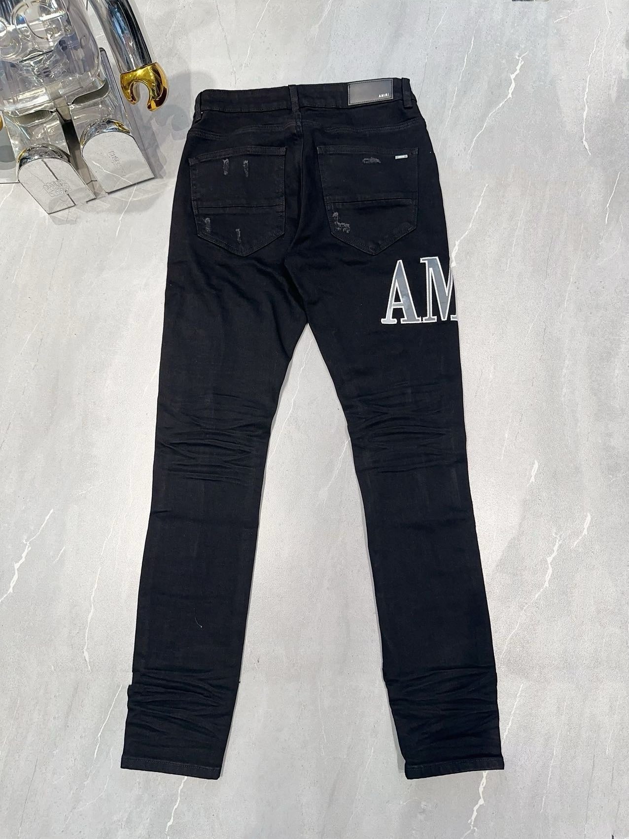 Amr-Jeans mit aufgesticktem Logo