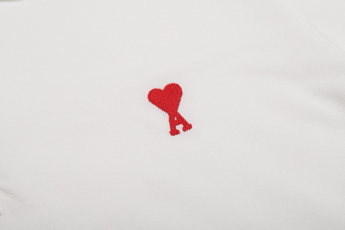 Polo blanc à petit logo ami de cœur rouge