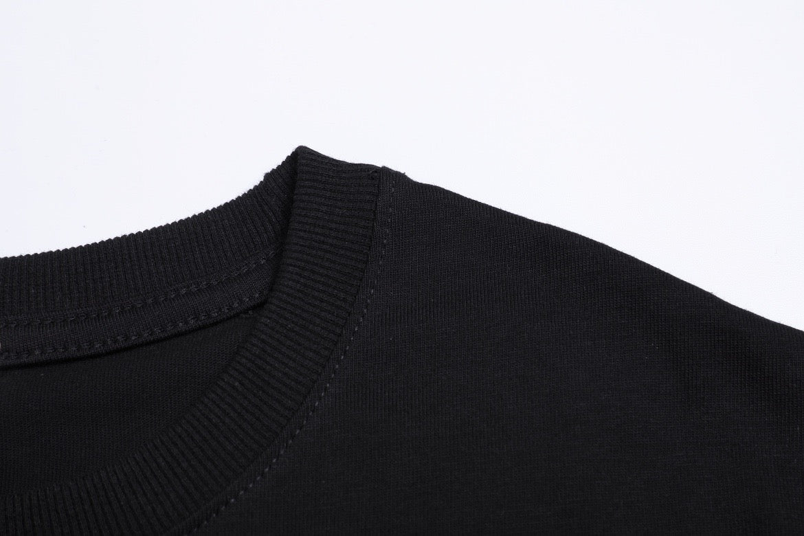 T-shirt noir à petit logo ami de cœur rouge