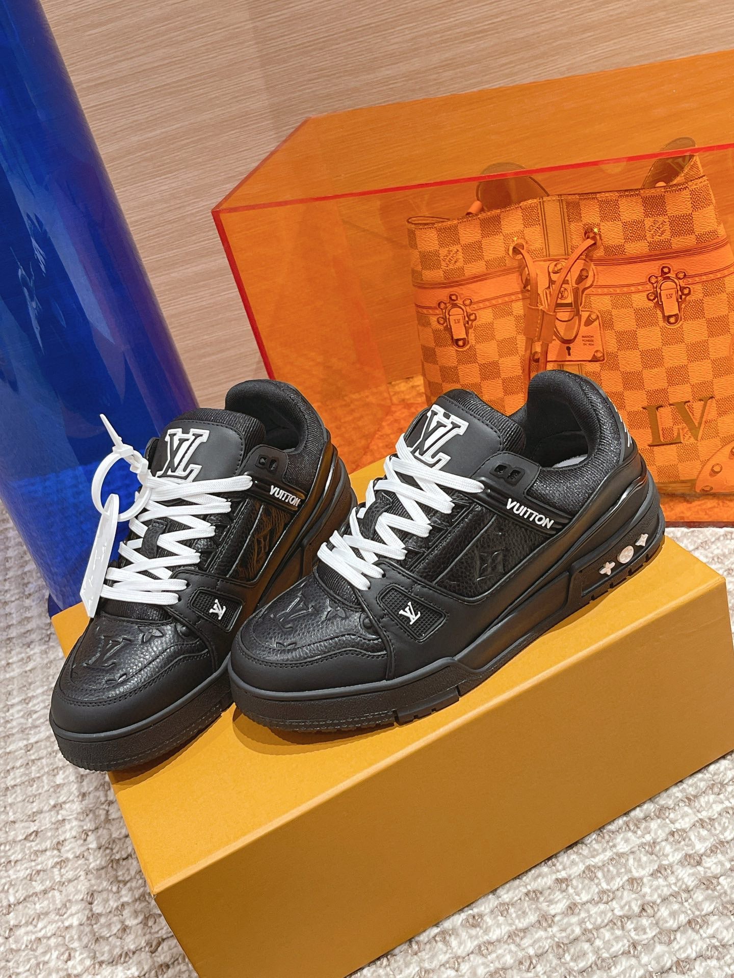 Sneakers Lv trainers noir et blanche 2023 facture