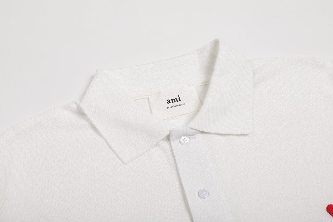 Polo blanc à petit logo ami de cœur rouge