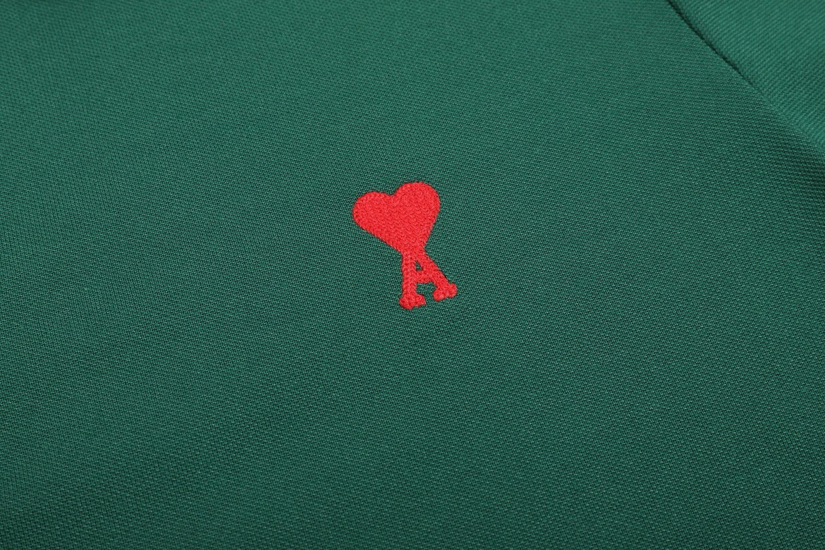 Polo vert à petit logo ami de cœur rouge