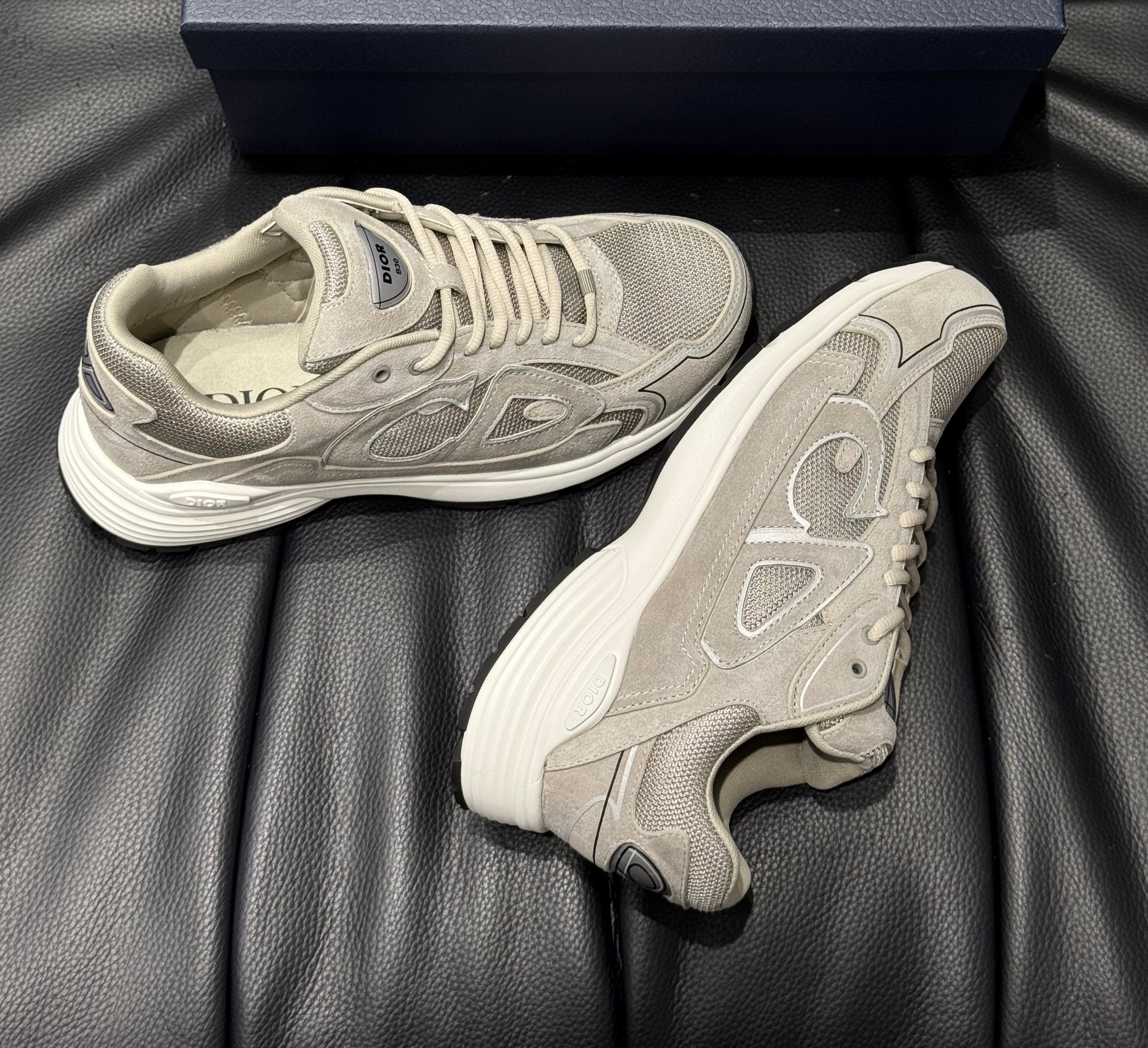 SNEAKERS B30 V3S 2025 💡 VERSION BIEN LISSE SUEDE GRIS RÉFLECTIVE RÉACTION CORRECTES FACTURE PACKAGING COMPLET MODÈLE POUSSÉ