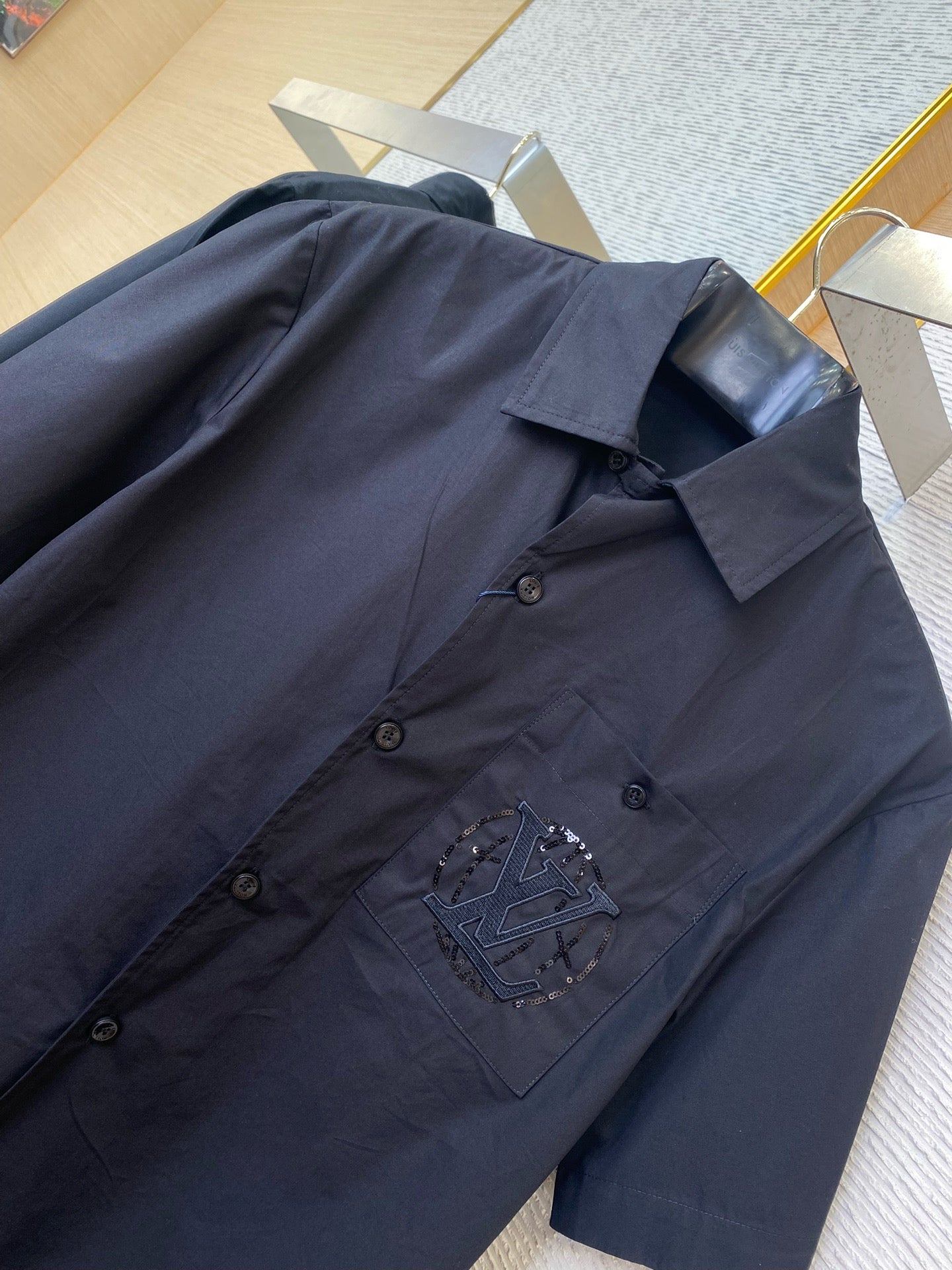 Chemise manches courtes brodée en coton lv