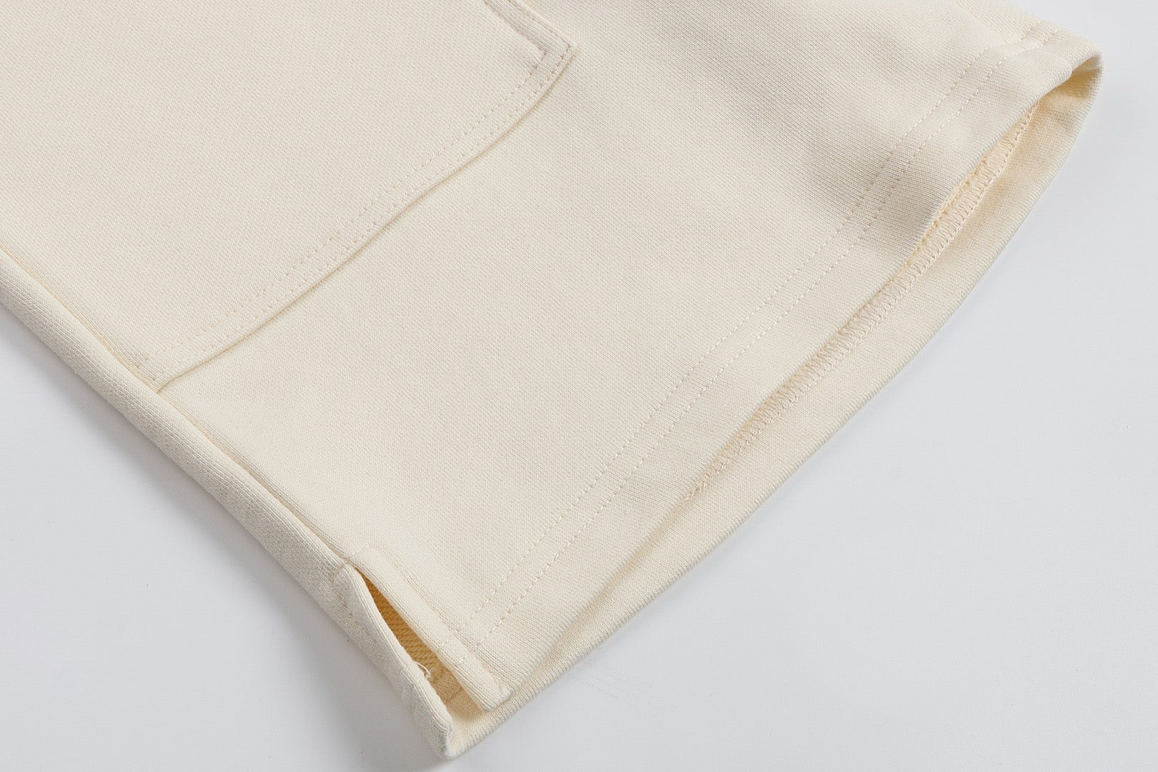 Short beige à petit logo ami de cœur beige