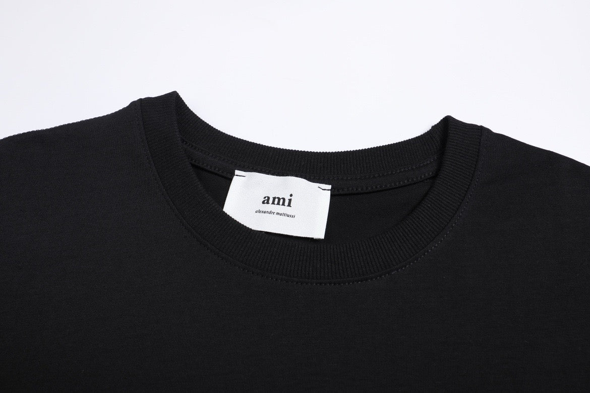 T-shirt noir à petit logo ami de cœur rouge