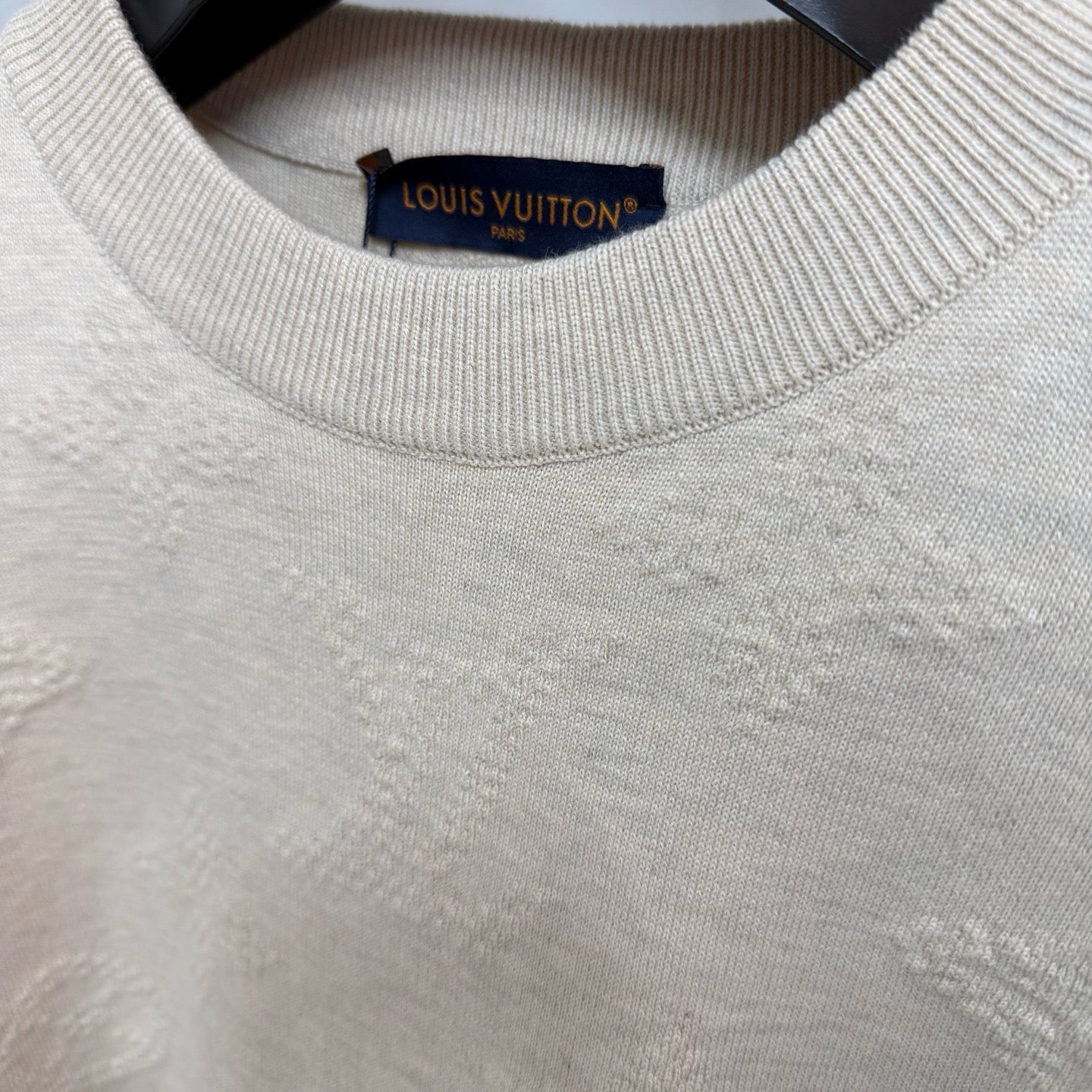 Pull Lv embossé Monogram beige