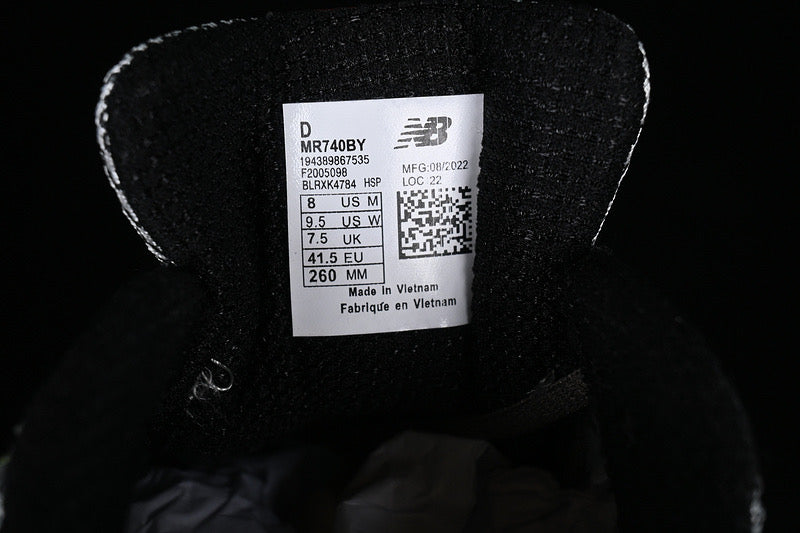Neue B-Sneaker 740