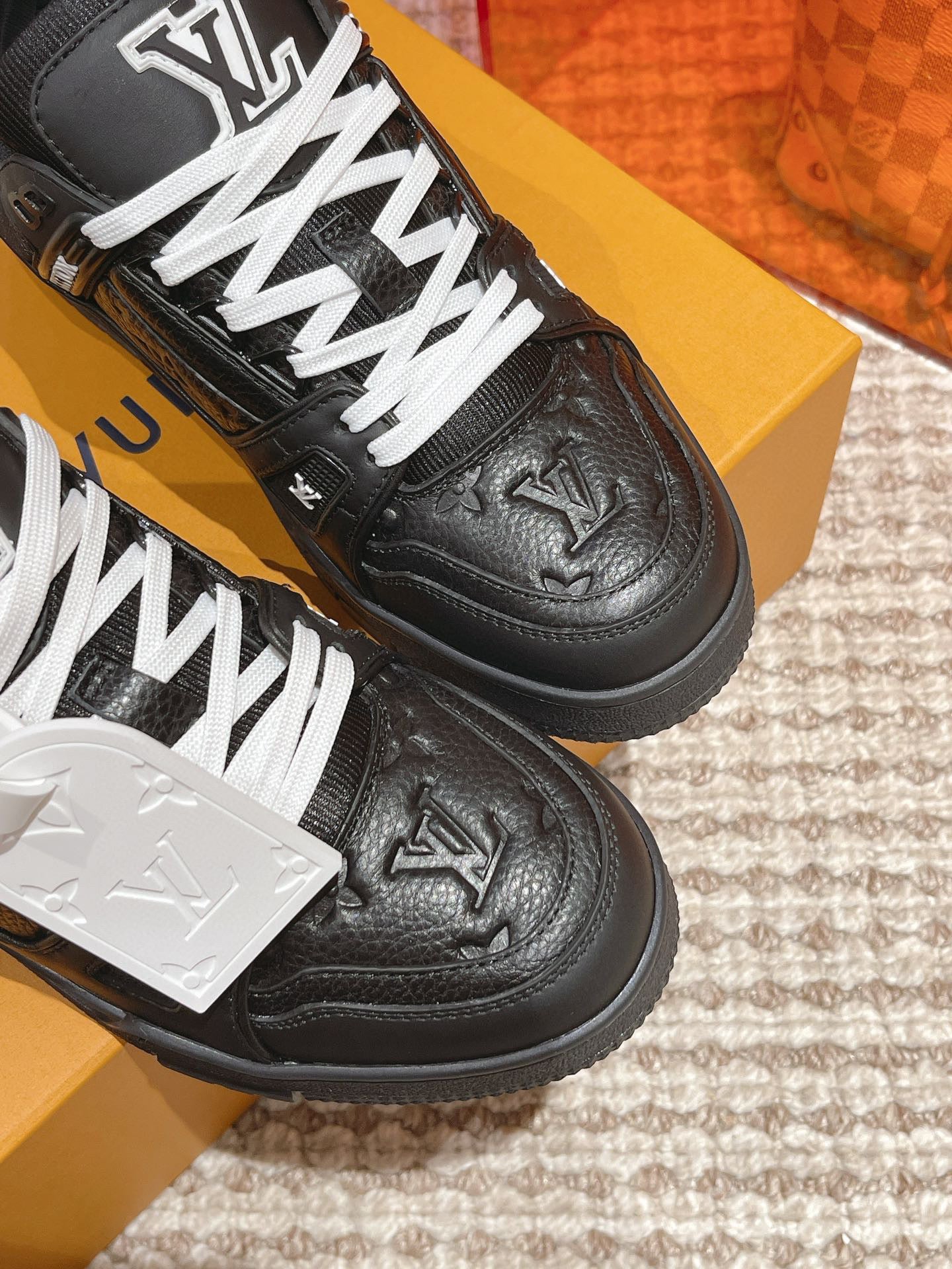 Sneakers Lv trainers noir et blanche 2023 facture