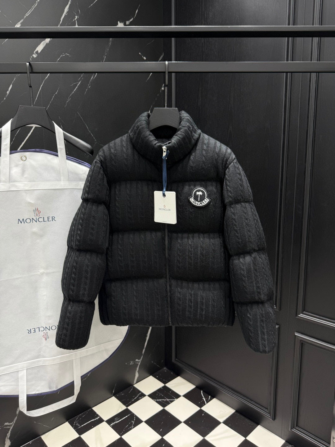 Doudoune Moncl’r Night noir  x  Palm Austru 10/10