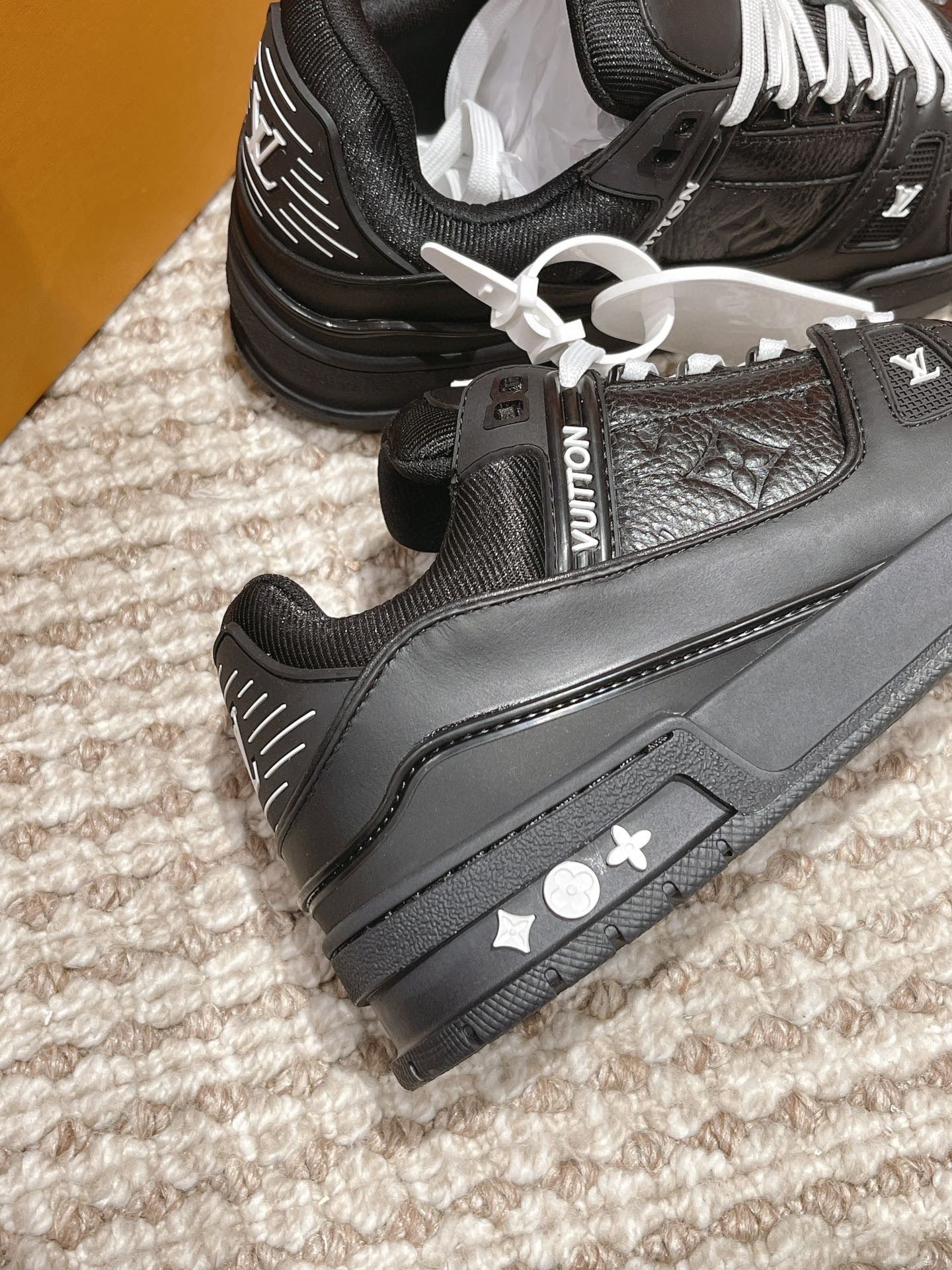 Sneakers Lv trainers noir et blanche 2023 facture