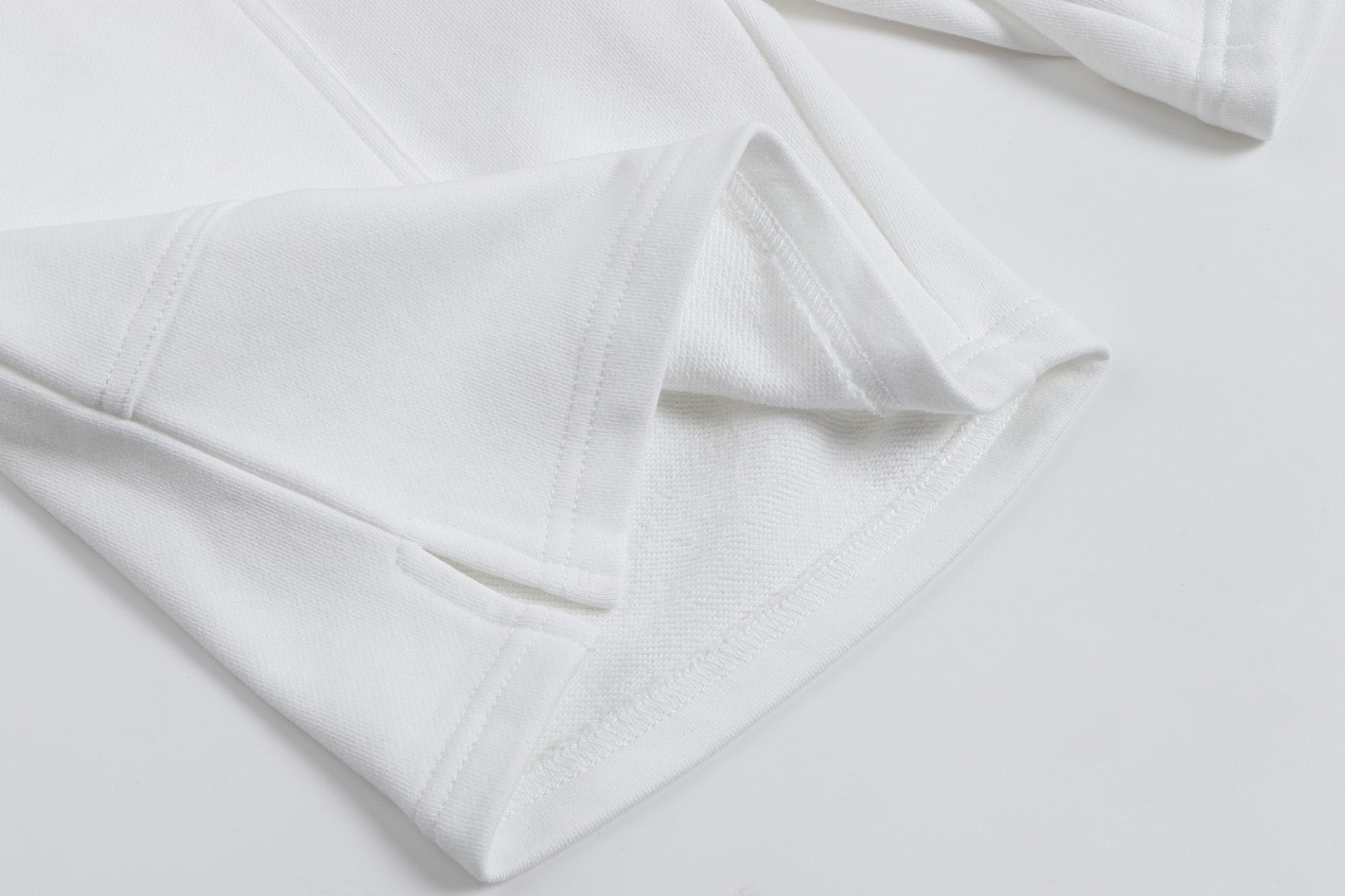 Short blanc à petit logo ami de cœur rouge