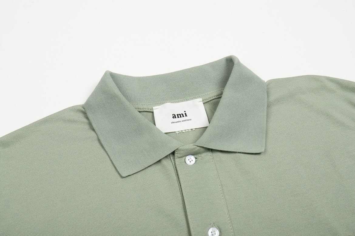 Polo vert à petit logo ami de cœur rouge