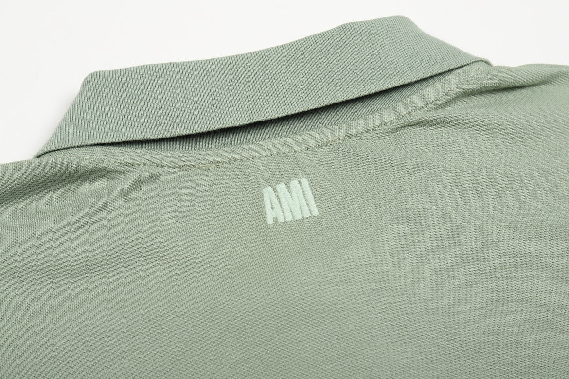 Polo vert à petit logo ami de cœur rouge