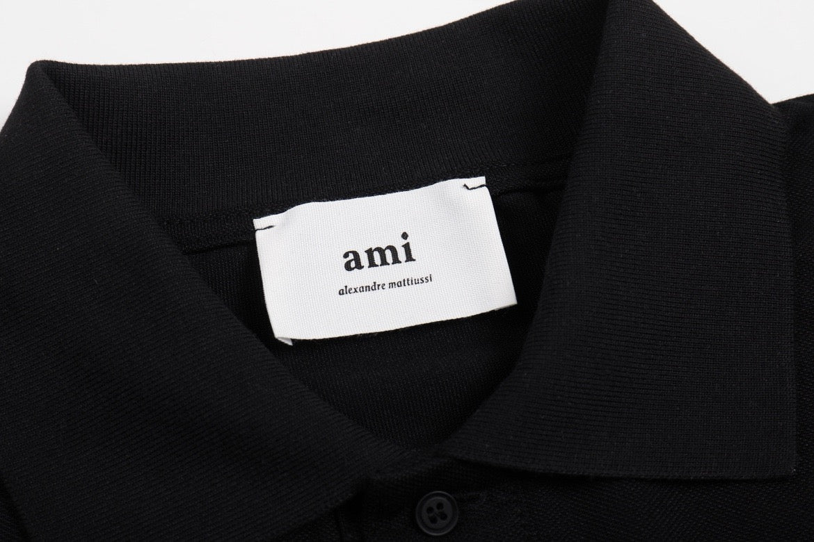 Polo noir à petit logo ami de cœur rouge