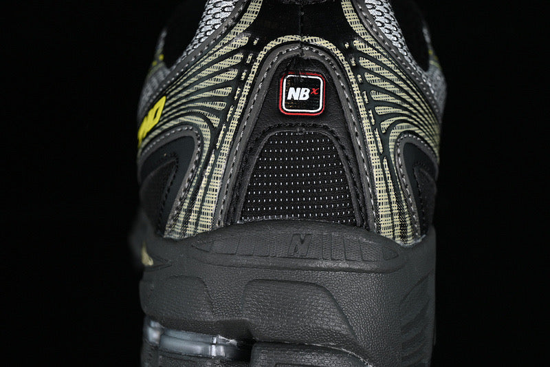 Neue B-Sneaker 740