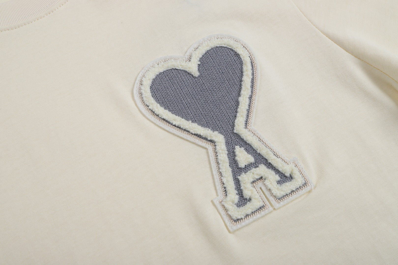 T-shirt beige à logo ami de cœur gris