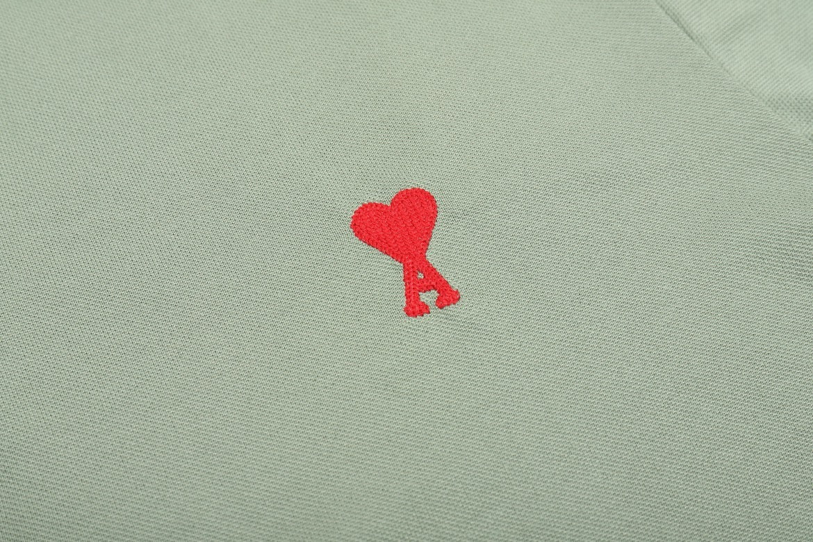 Polo vert à petit logo ami de cœur rouge