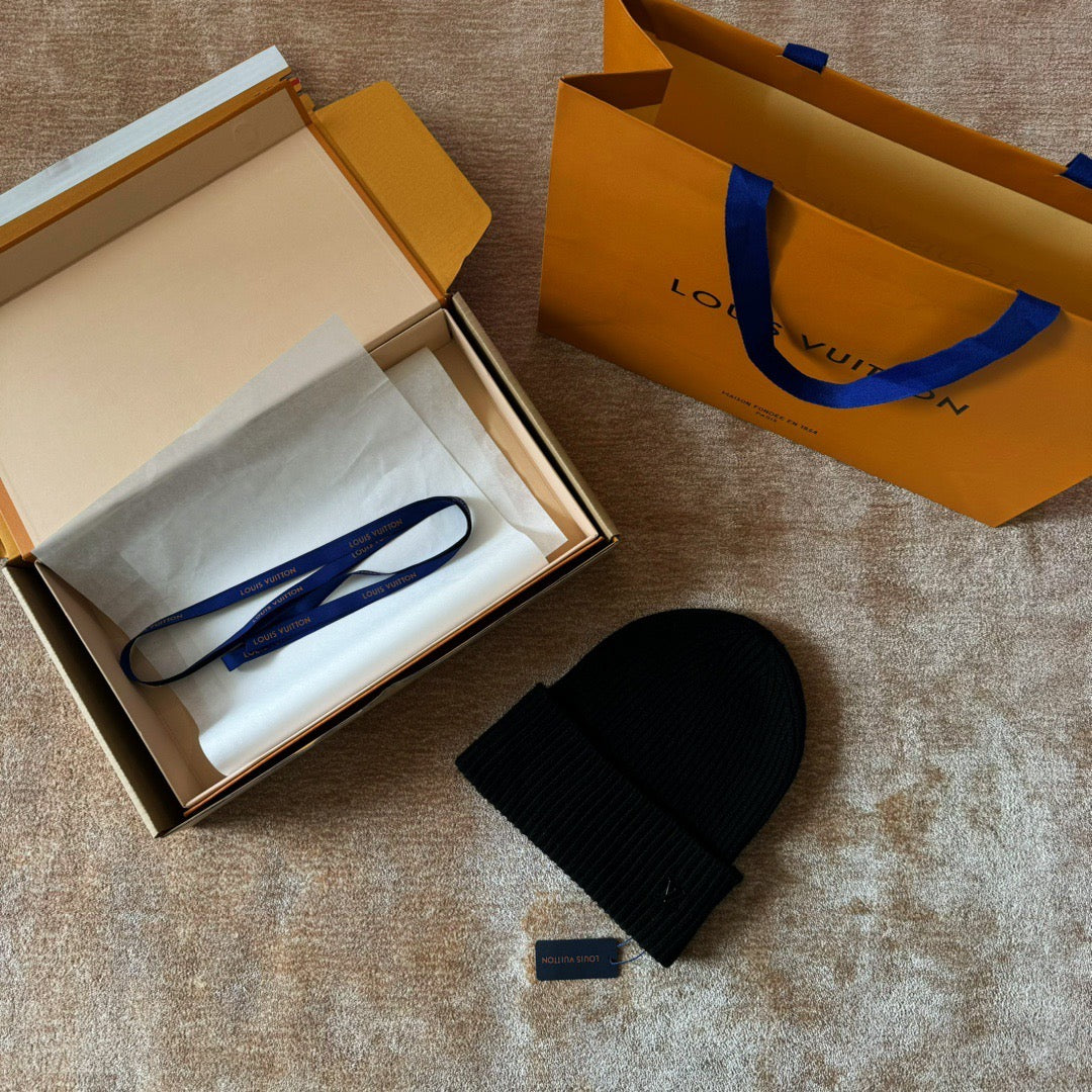 Bonnet Lv noir avec ticket
