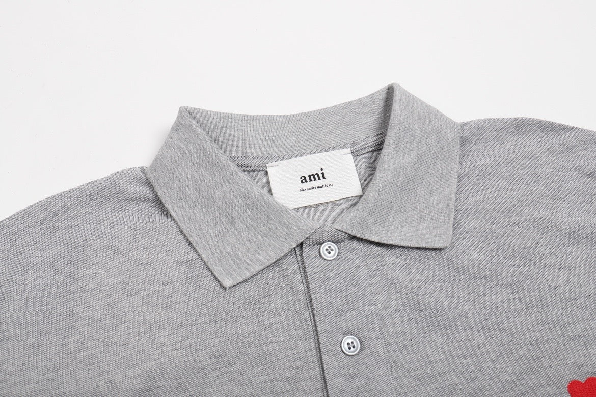 Polo gris à petit logo ami de cœur rouge
