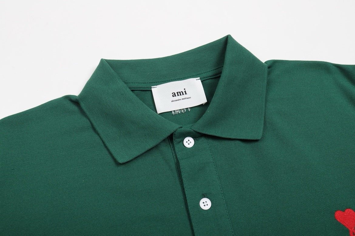 Polo vert à petit logo ami de cœur rouge