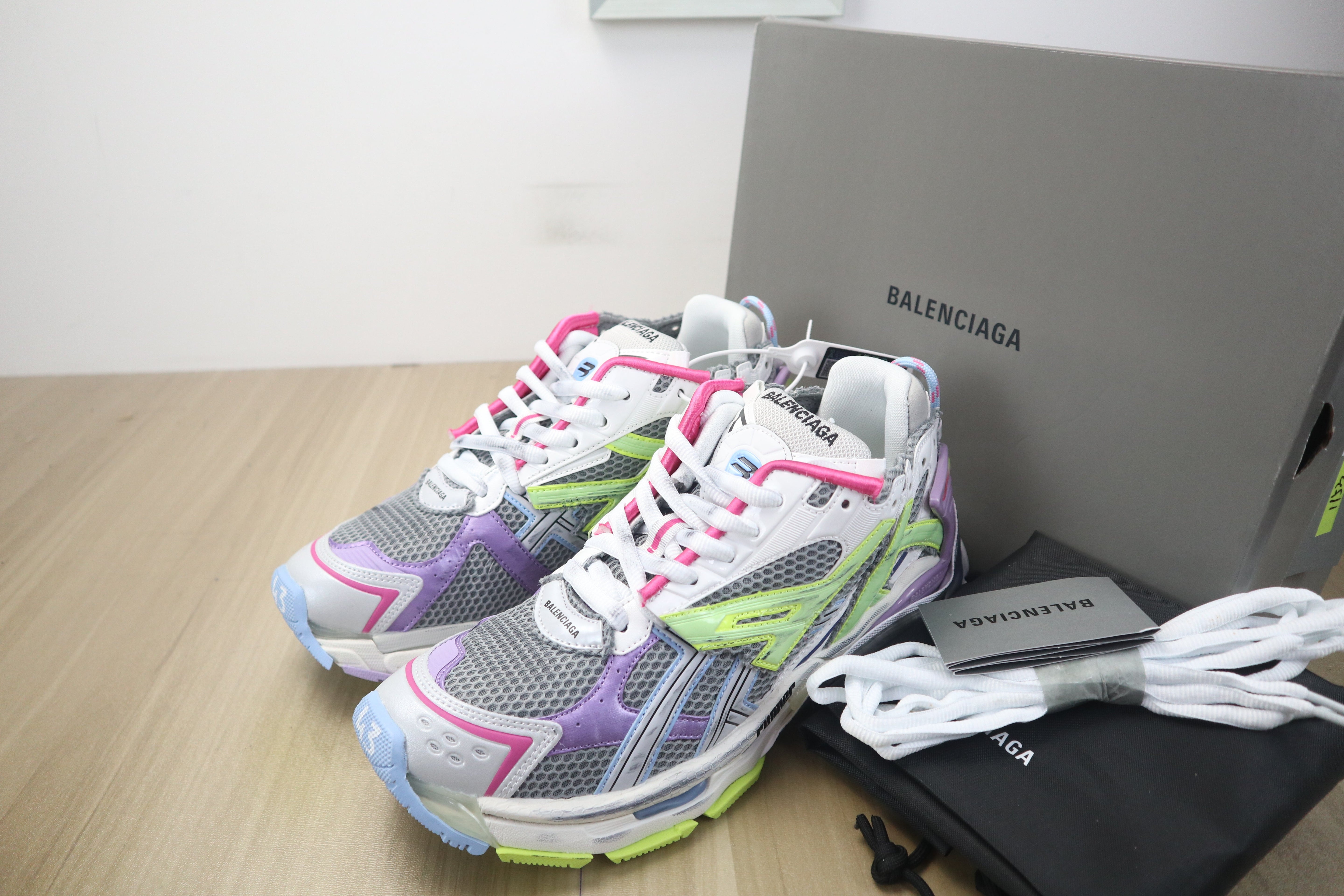 Blncg Runner purple fluo yellow bill