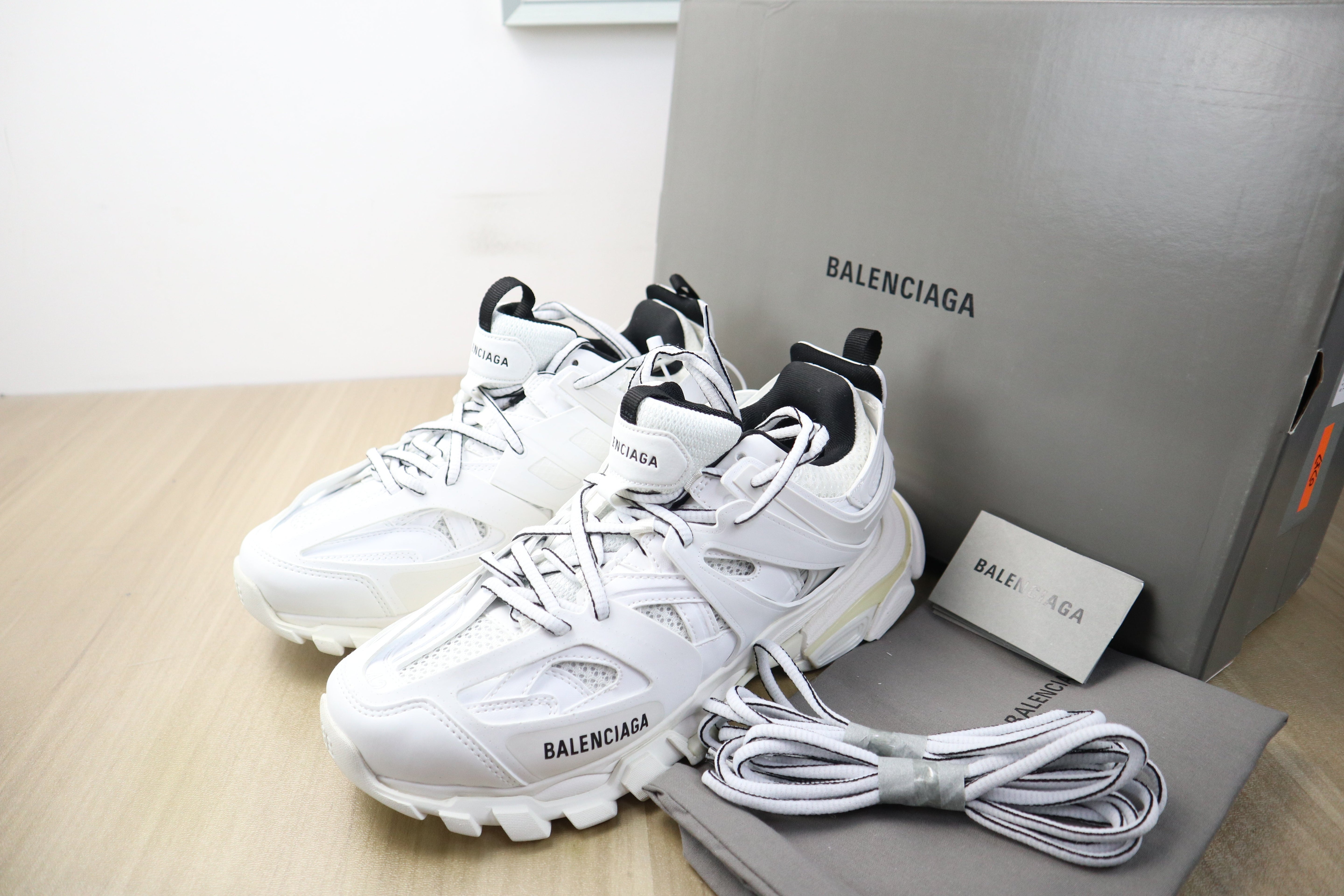 Blcng track white black invoice