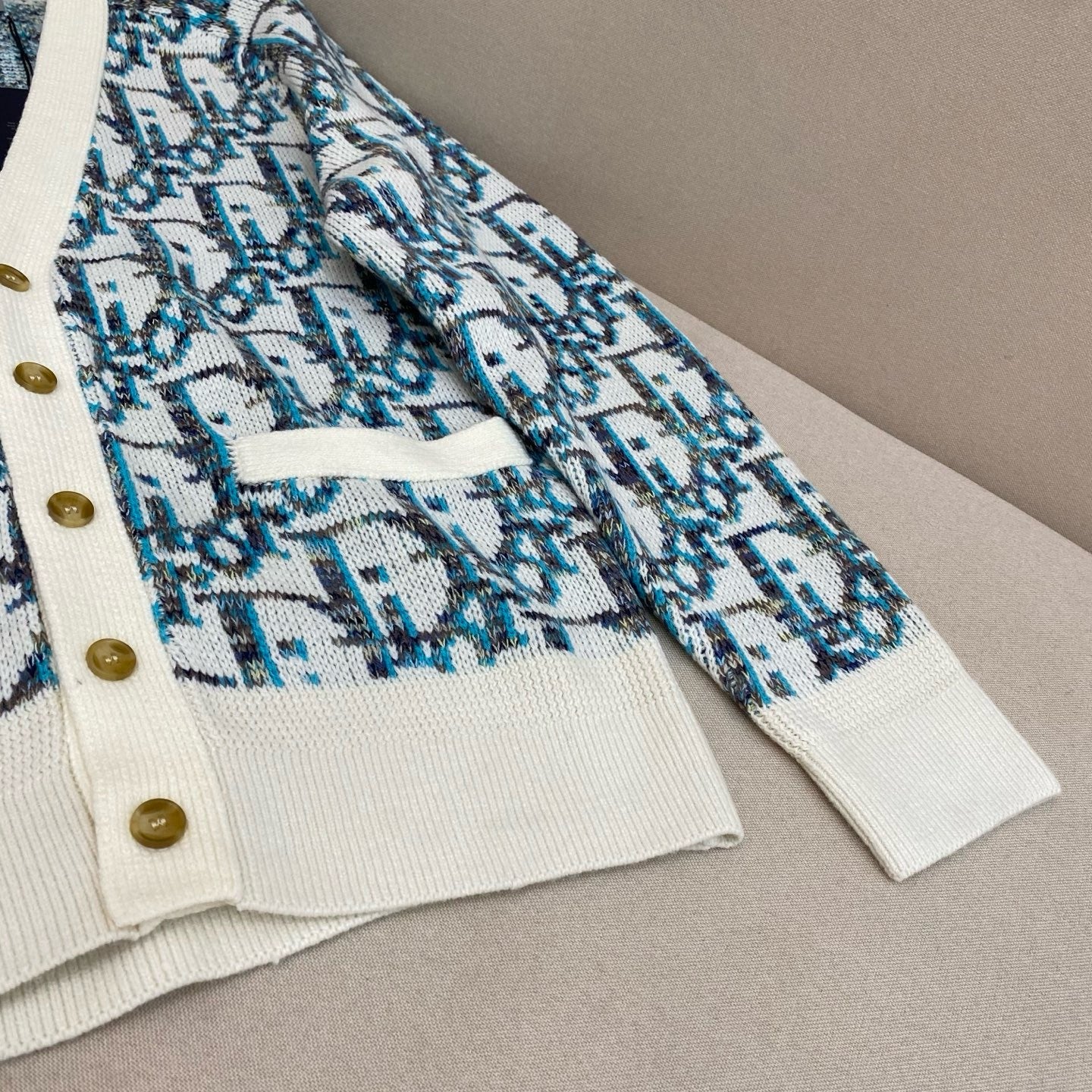 Cardigan CD Oblique Jacquard de laine vierge blanche et bleue