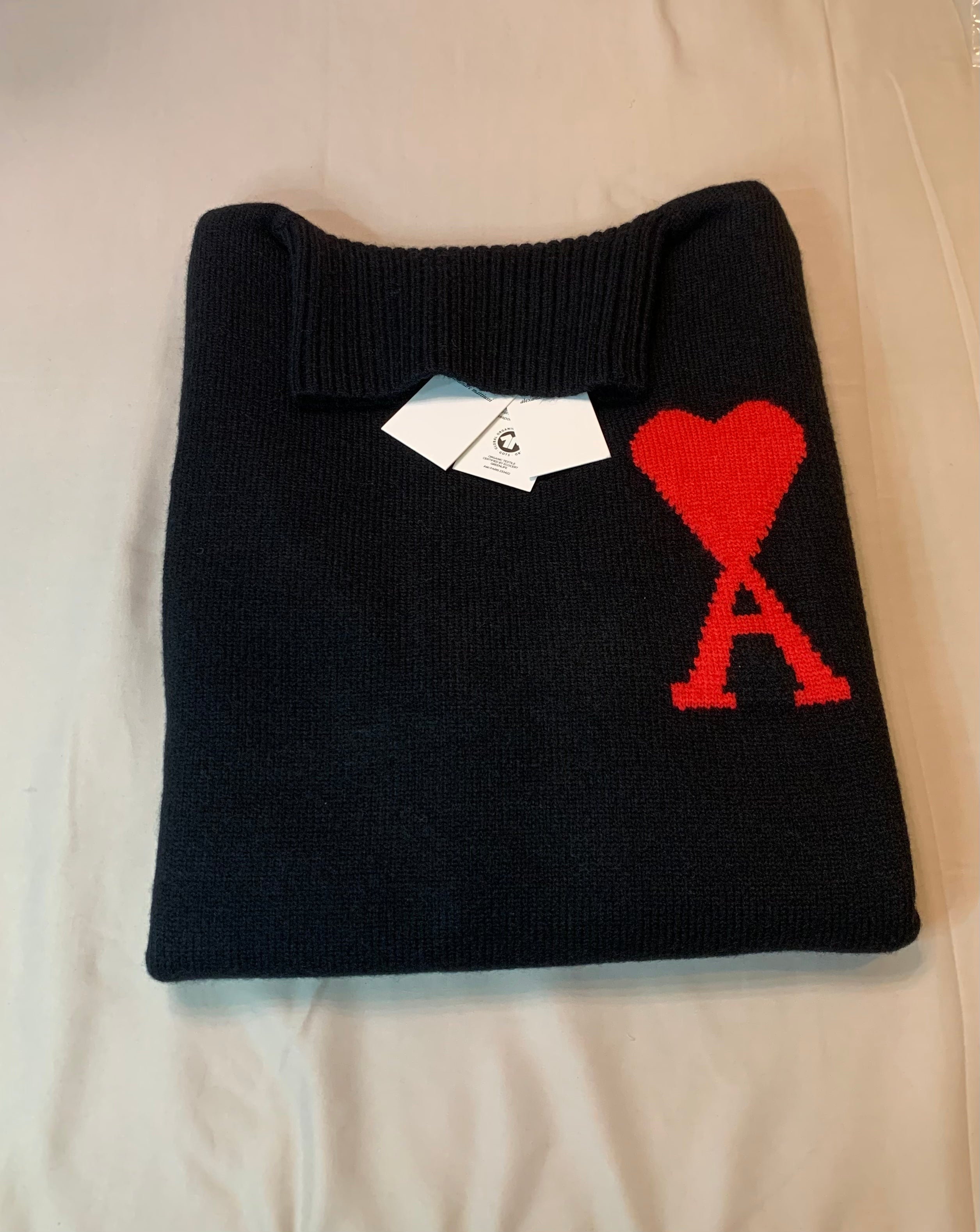 Pull a logo noir ami de cœur rouge
